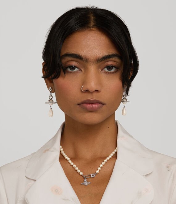 Model wearing a Vivienne Westwood Lucrece pearl necklace