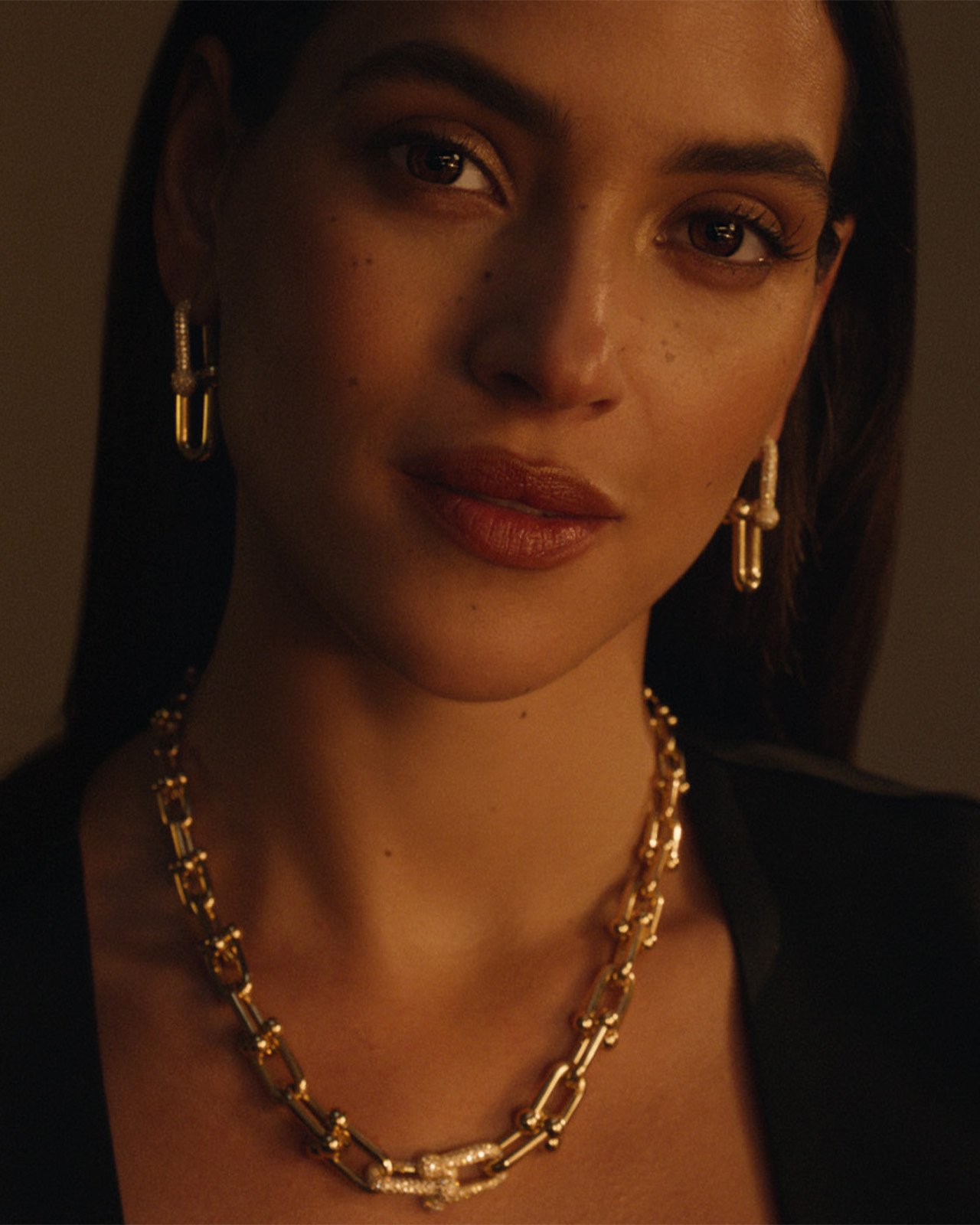 Model wearing a gold Tiffany HardWear necklace and matching jewellery.