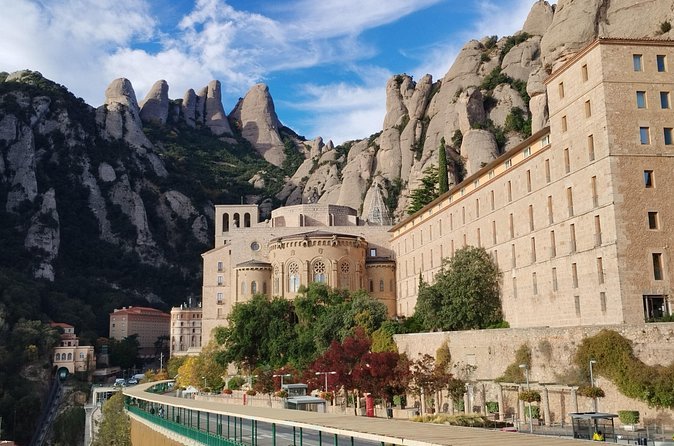 Private specialist-guided tour of Montserrat near Barcelona
