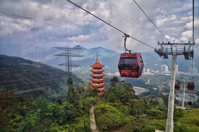 Awana SkyWay cable car travelling through the Genting Highlands