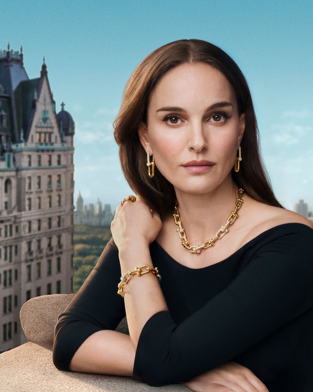 Model wearing a bold yellow-gold Tiffany HardWear link necklace.