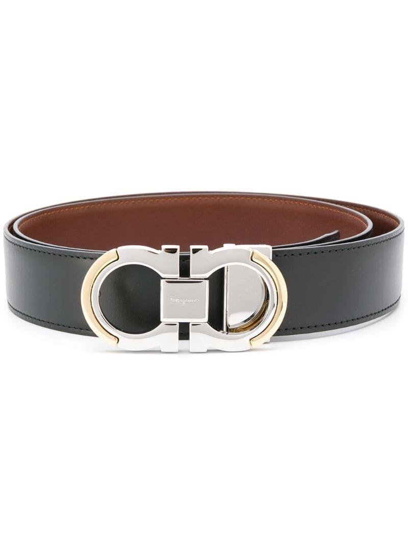 Close view of the Ferragamo Gancini buckle in polished gold-tone metal.