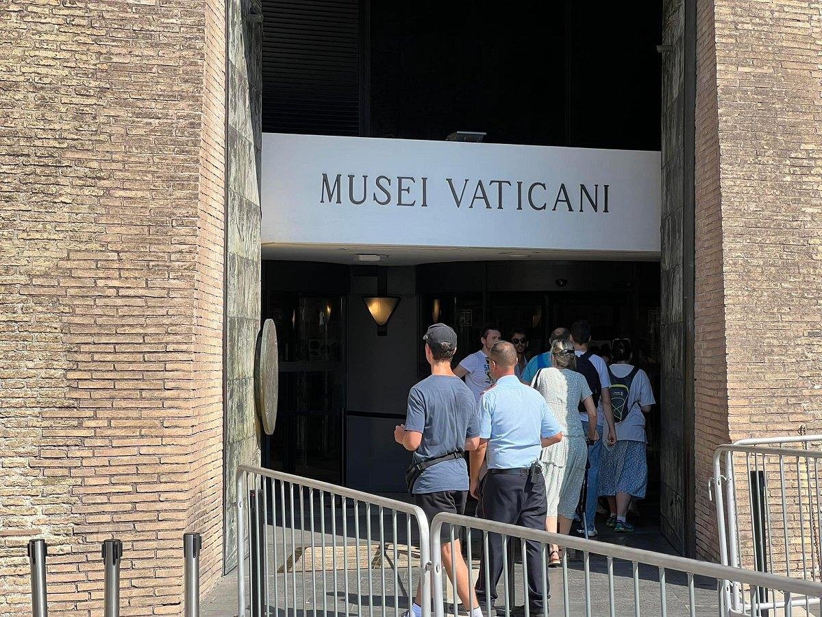 Visitors entering through the Vatican Museums public entrance.