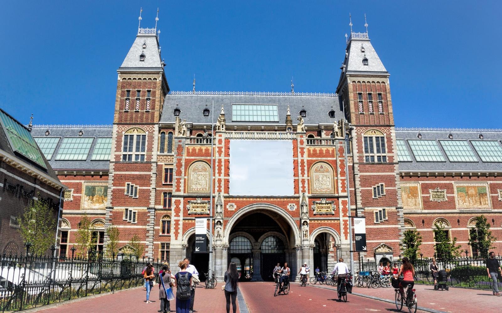Rijksmuseum entrance seen from Museumplein.