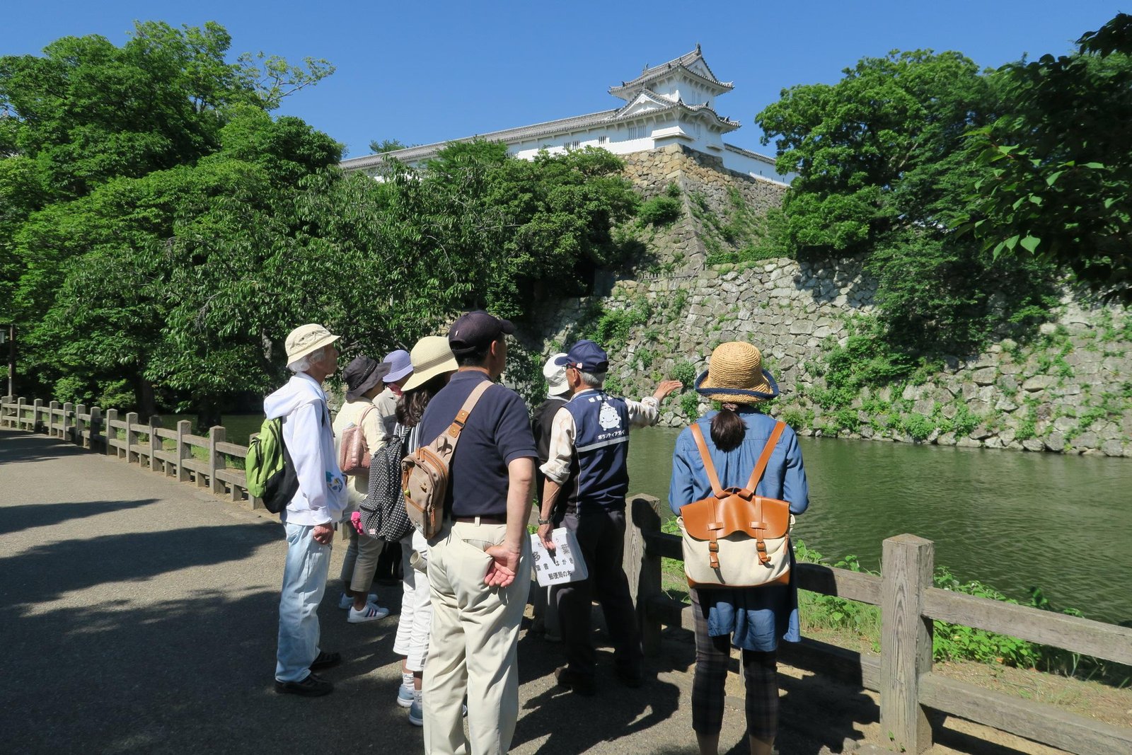 Guide explaining the architecture and defenses of Himeji Castle.