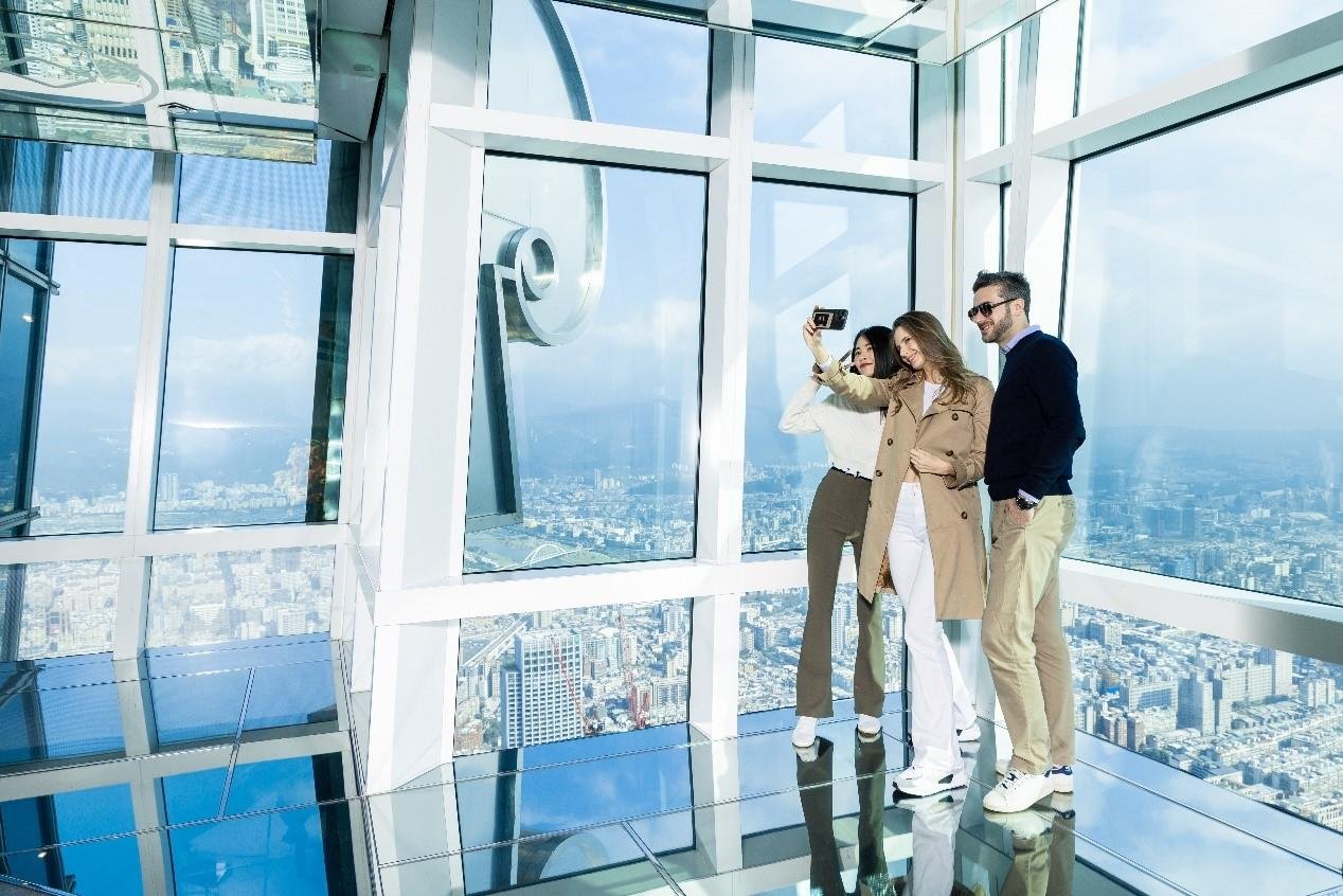 Visitors comparing Taipei 101 observatory experiences.