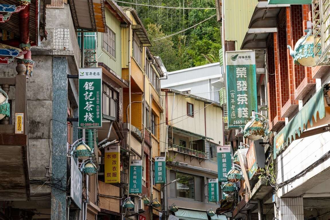 Tea shops and local businesses along Pinglin Old Street