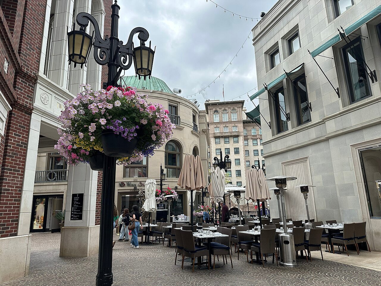 Outdoor dining tables along a pedestrian shopping street in Beverly Hills