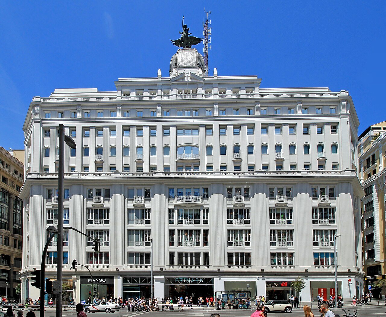 The Madrid-París building and street-level shops on Gran Vía.