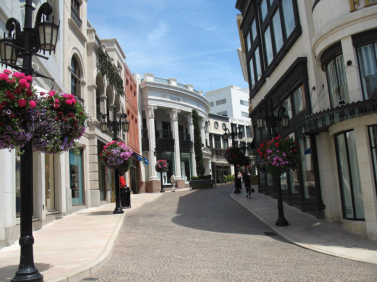 Pedestrian shopping lane at Two Rodeo in Beverly Hills