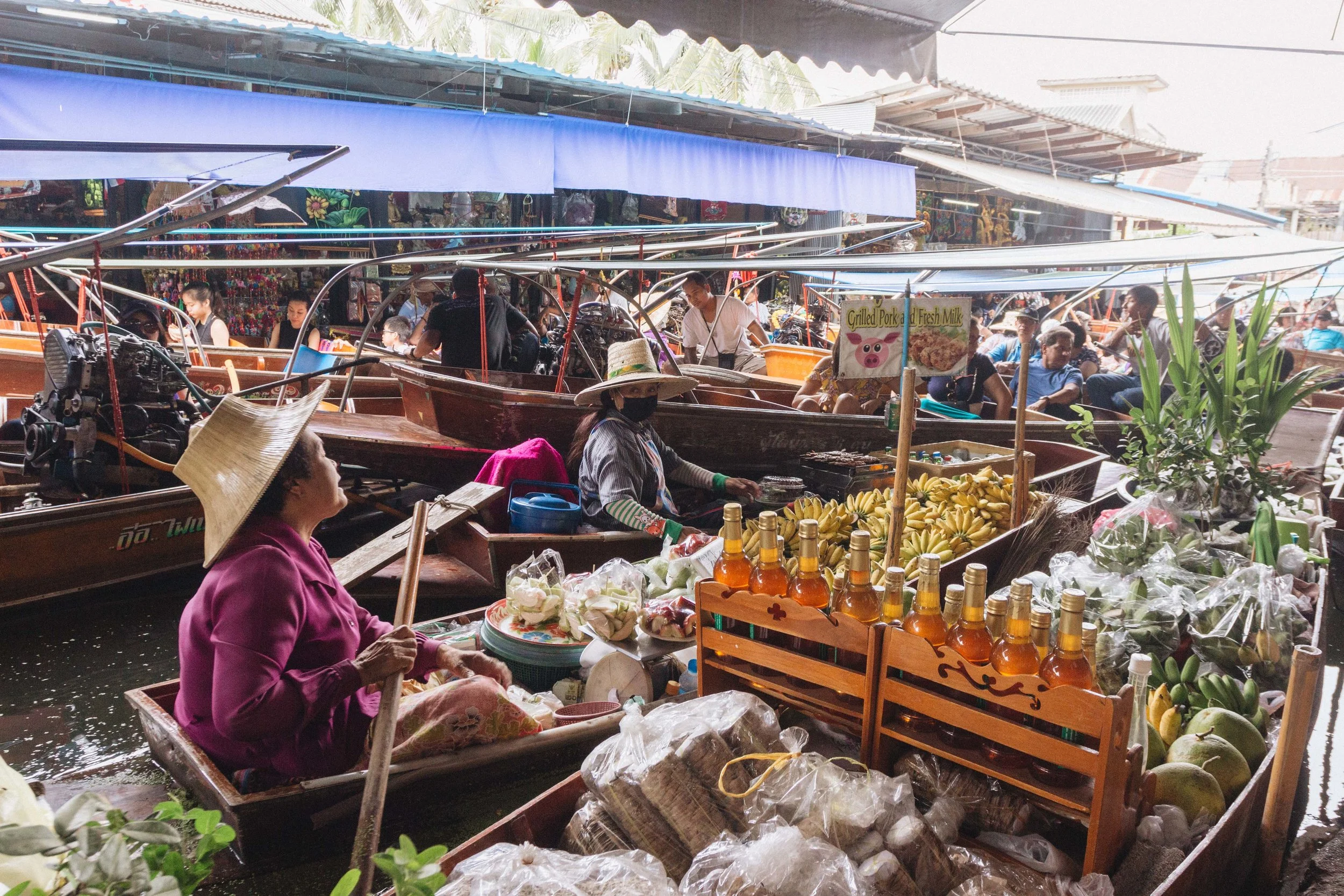 Boat vendors selling produce and drinks at Damnoen Saduak.