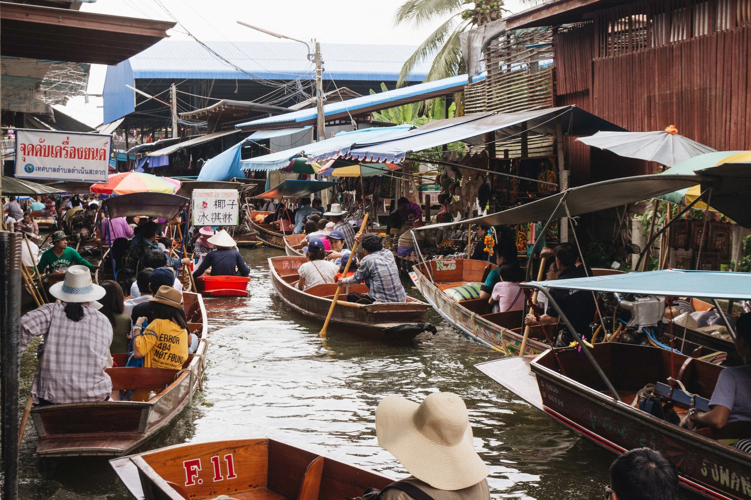 Boats sharing a busy canal at Damnoen Saduak.