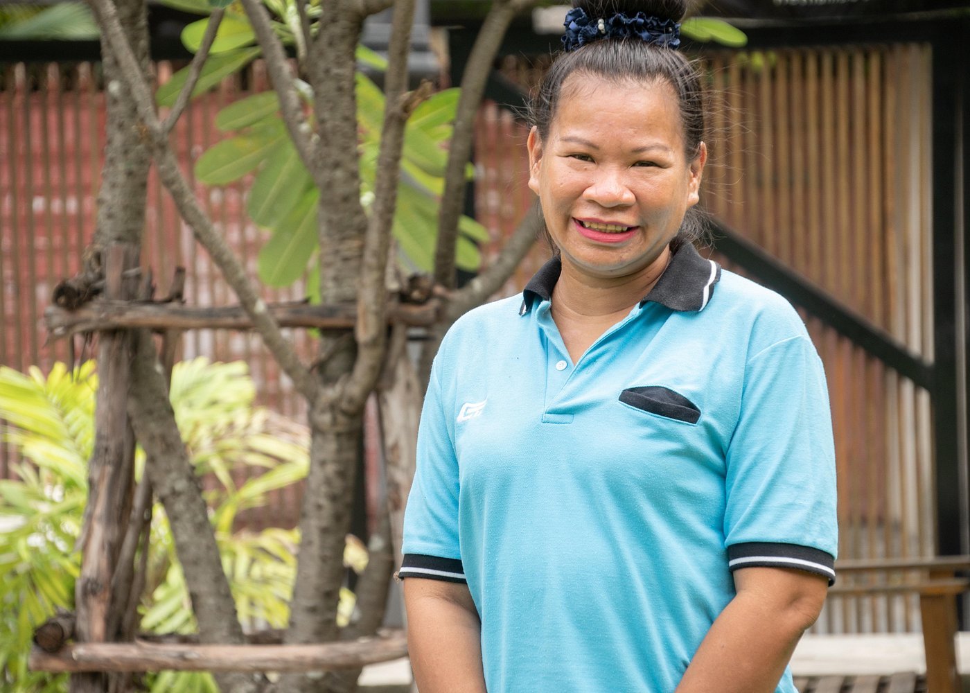 A Bangkok private tour guide photographed in a traditional courtyard.