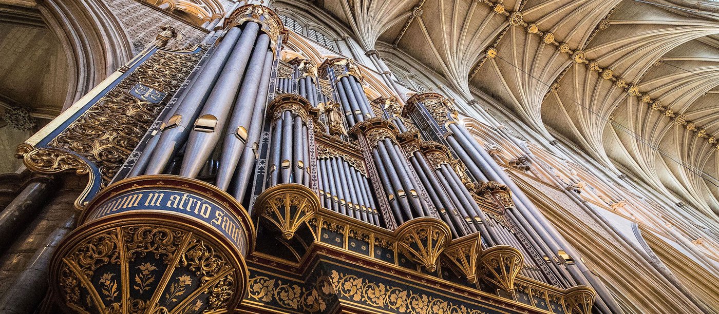 Westminster Abbey’s organ beneath Gothic vaulting.