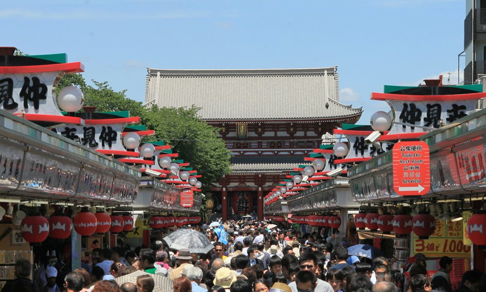 Crowds walking along Nakamise toward Senso-ji.